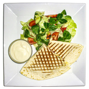 Quesadilla sýrová se slaninou a salátem